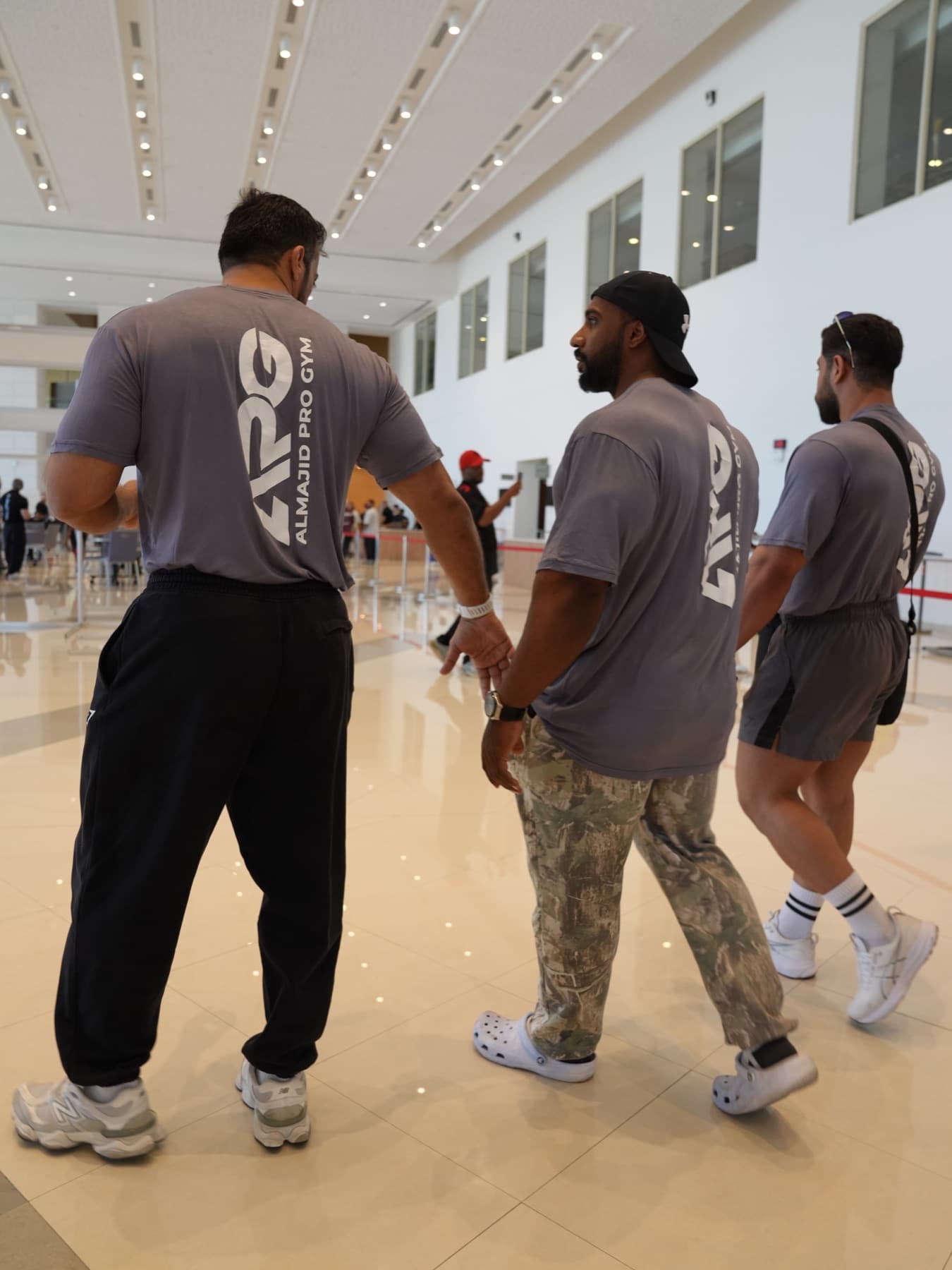 الفريق في قاعة التسجيل