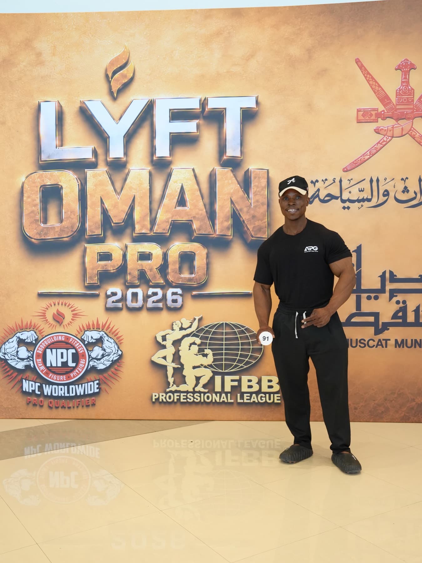 مدرب الفريق أمام لوحة LYFT Oman Pro